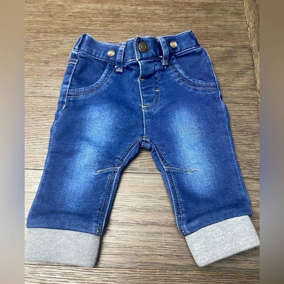 Cat & Jack Other - Cat & jack blue jeans 0-3 month
Preowned in excellent condition
